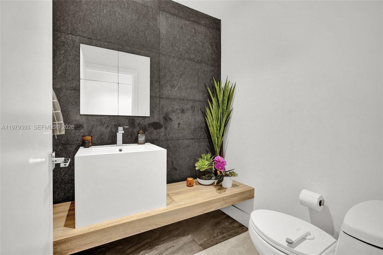 2301 NE 196th St, Miami, FL 33180 Photo