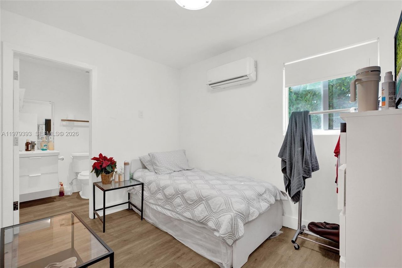 2301 NE 196th St, Miami, FL 33180 Photo