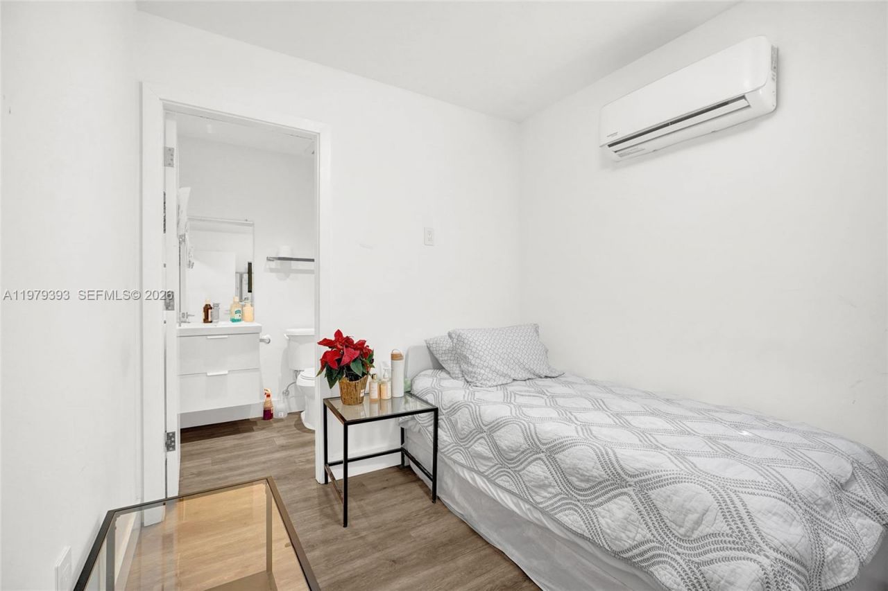 2301 NE 196th St, Miami, FL 33180 Photo