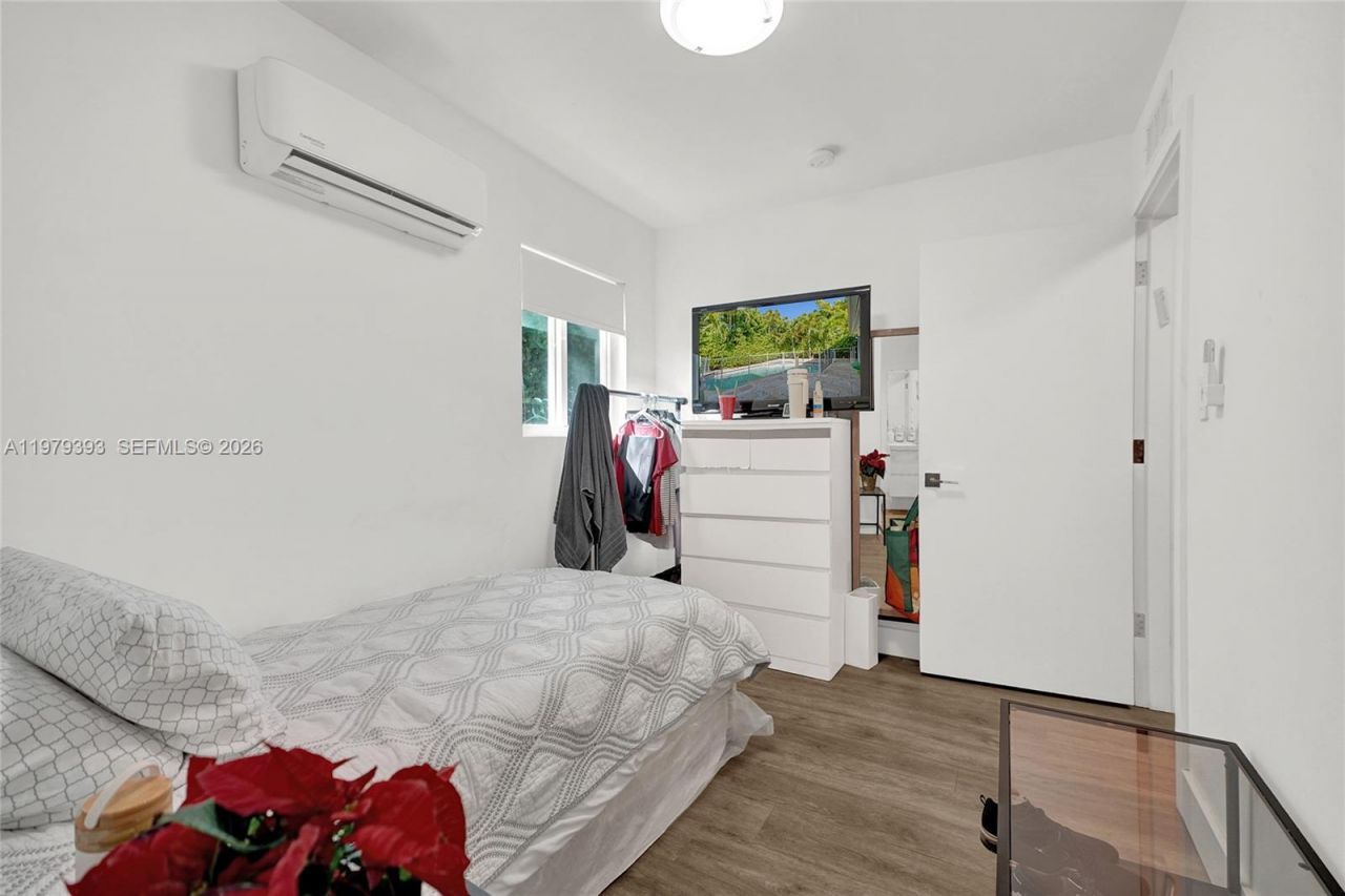 2301 NE 196th St, Miami, FL 33180 Photo