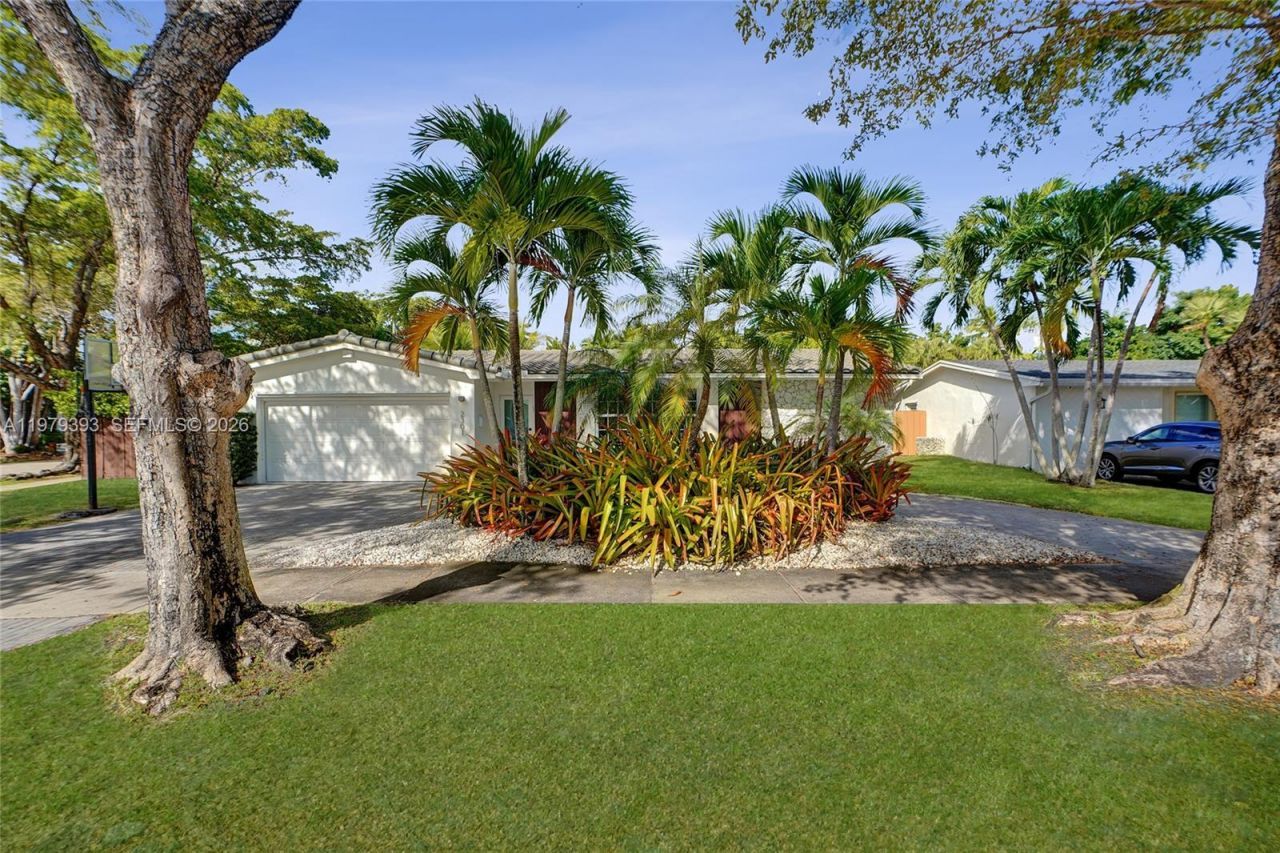 2301 NE 196th St, Miami, FL 33180 Photo