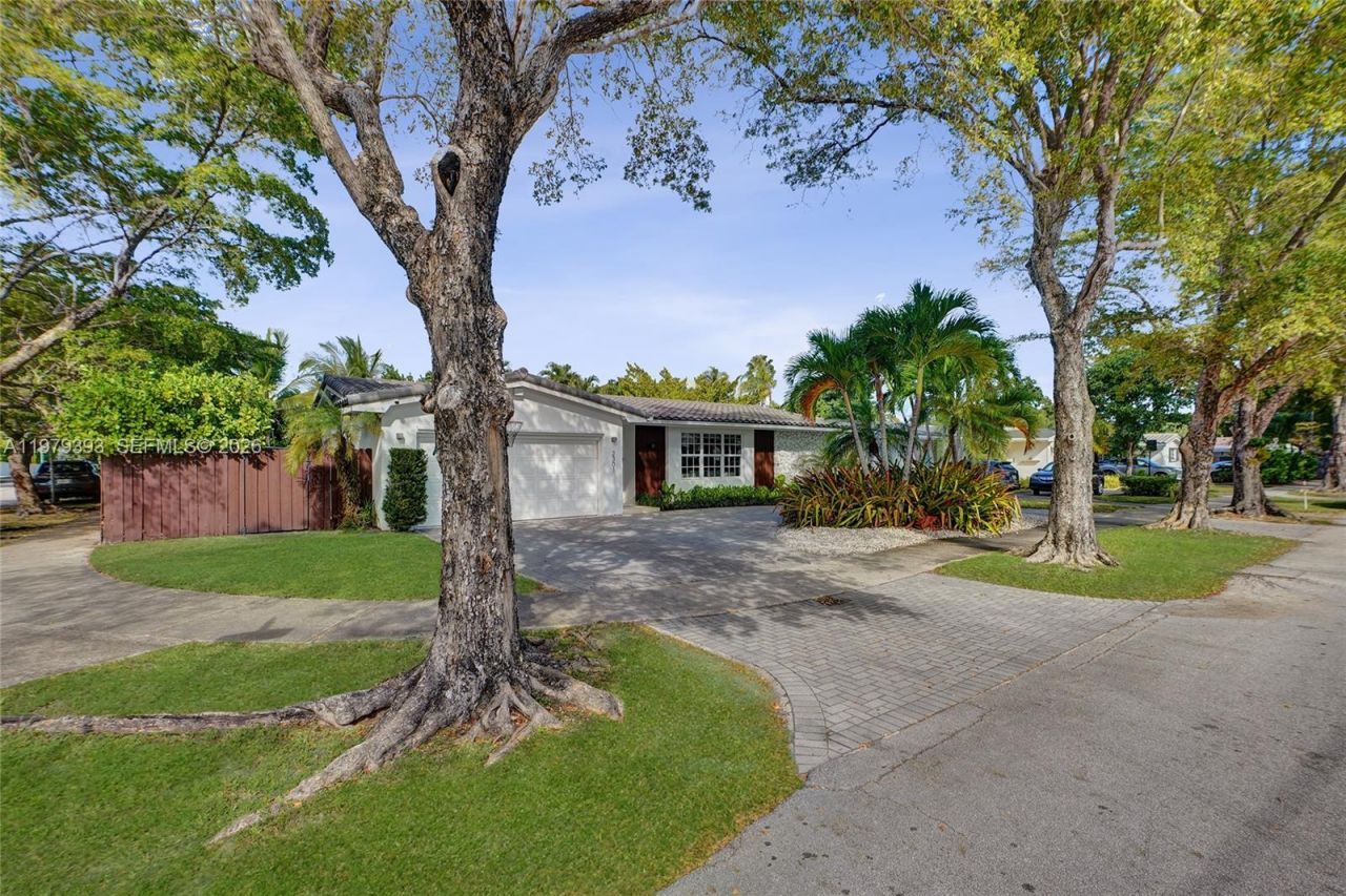 2301 NE 196th St, Miami, FL 33180 Photo