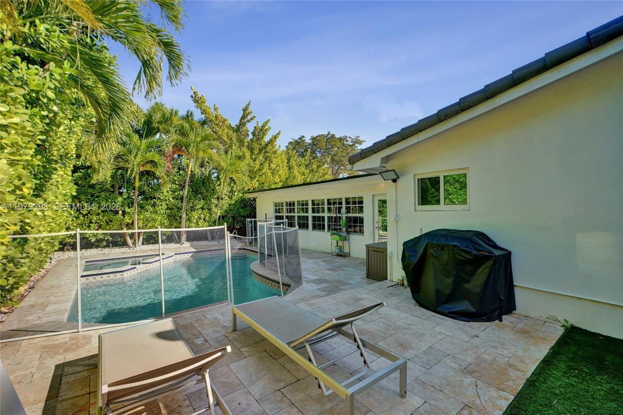 2301 NE 196th St, Miami, FL 33180 Photo