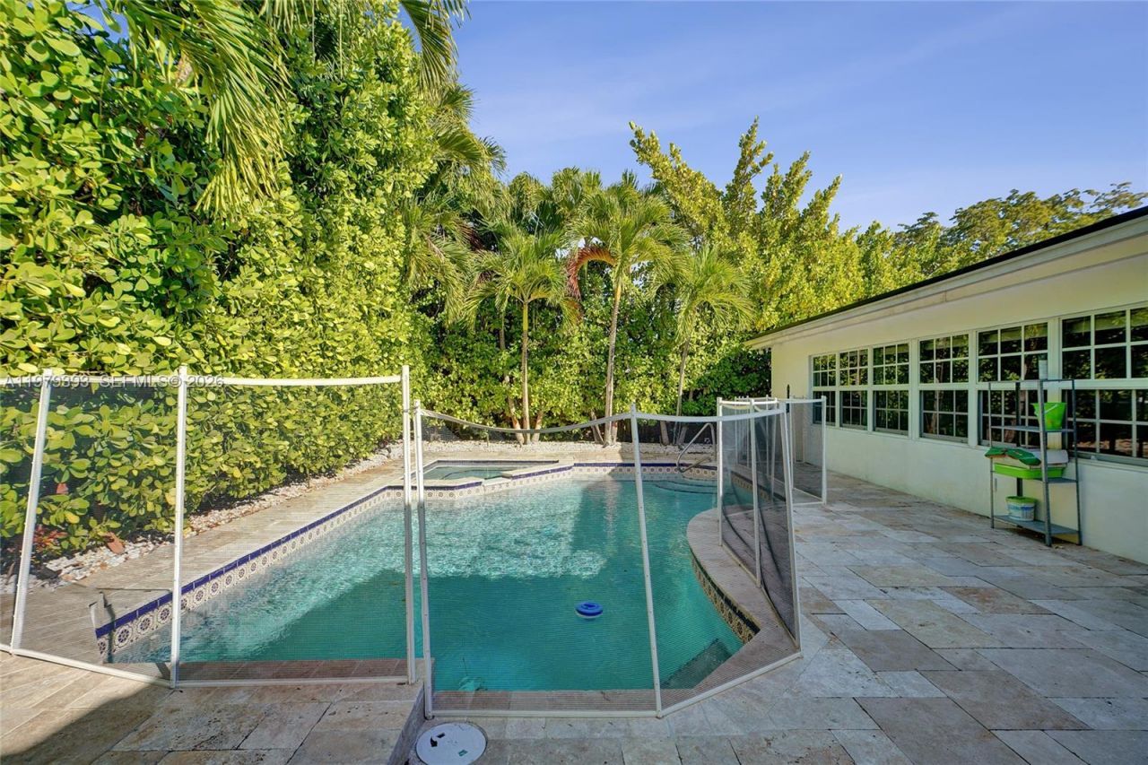 2301 NE 196th St, Miami, FL 33180 Photo