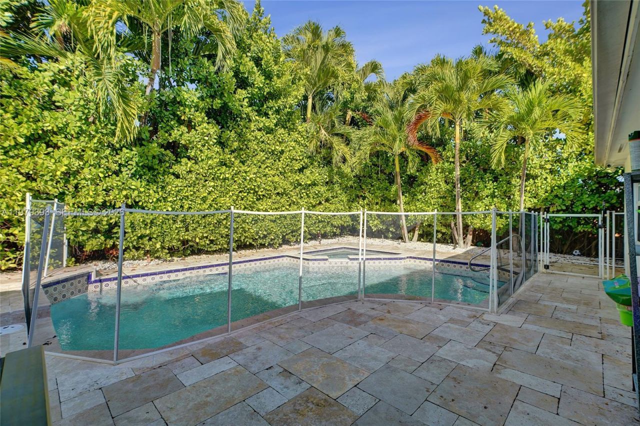 2301 NE 196th St, Miami, FL 33180 Photo