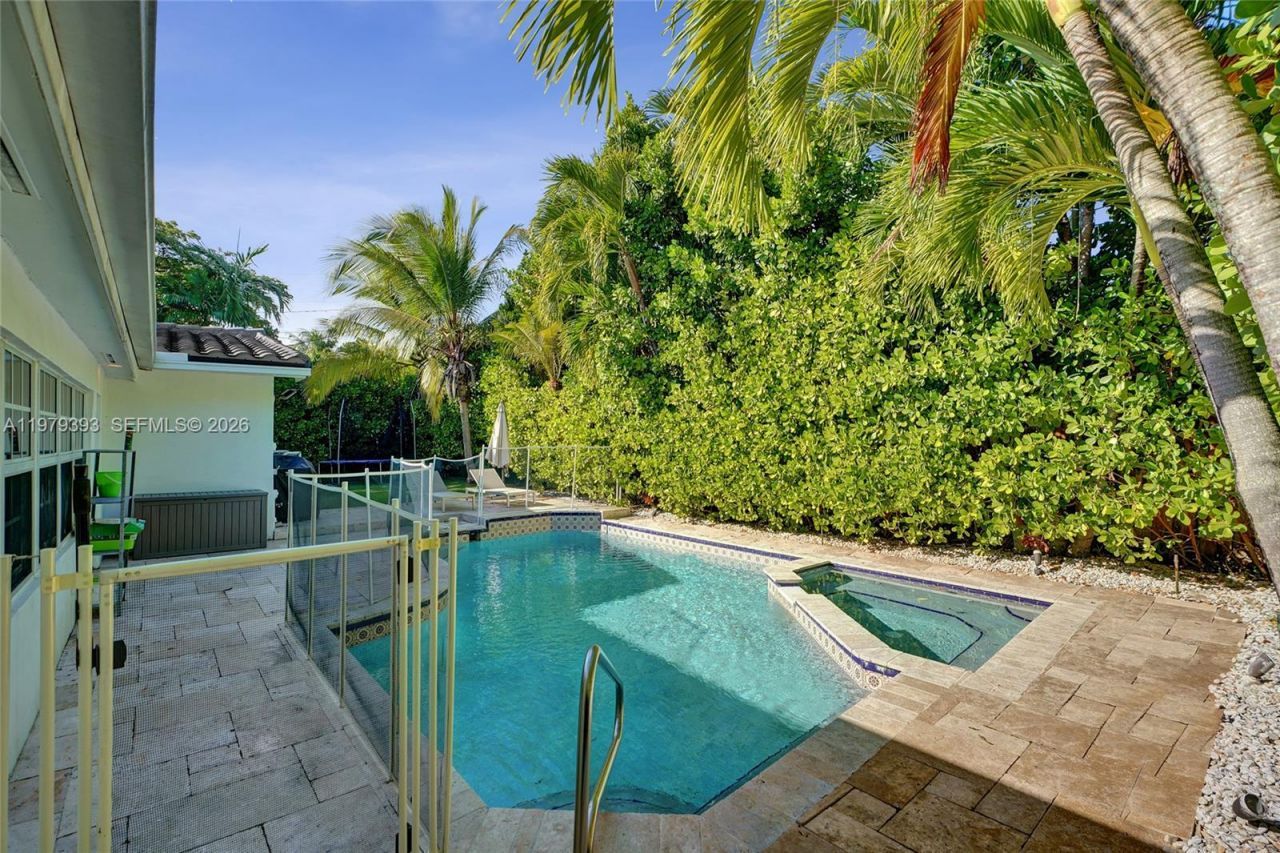 2301 NE 196th St, Miami, FL 33180 Photo