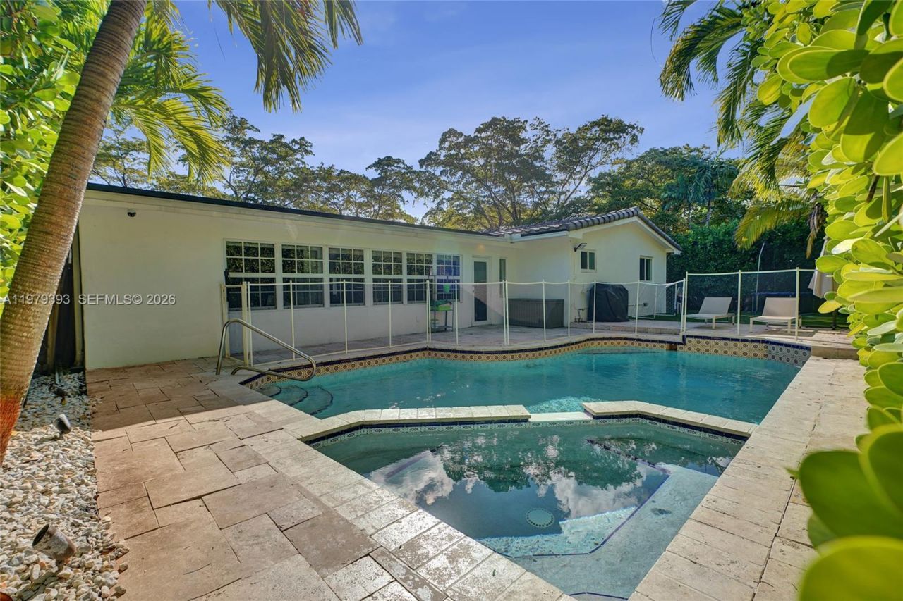 2301 NE 196th St, Miami, FL 33180 Photo