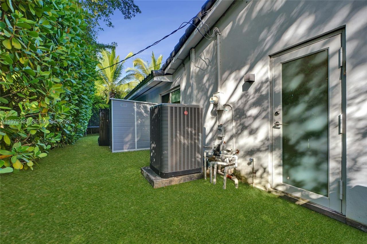 2301 NE 196th St, Miami, FL 33180 Photo