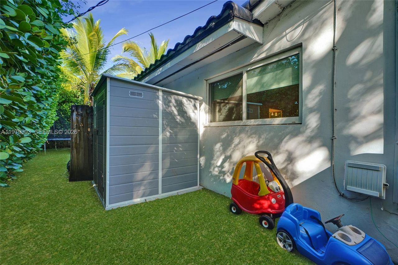 2301 NE 196th St, Miami, FL 33180 Photo