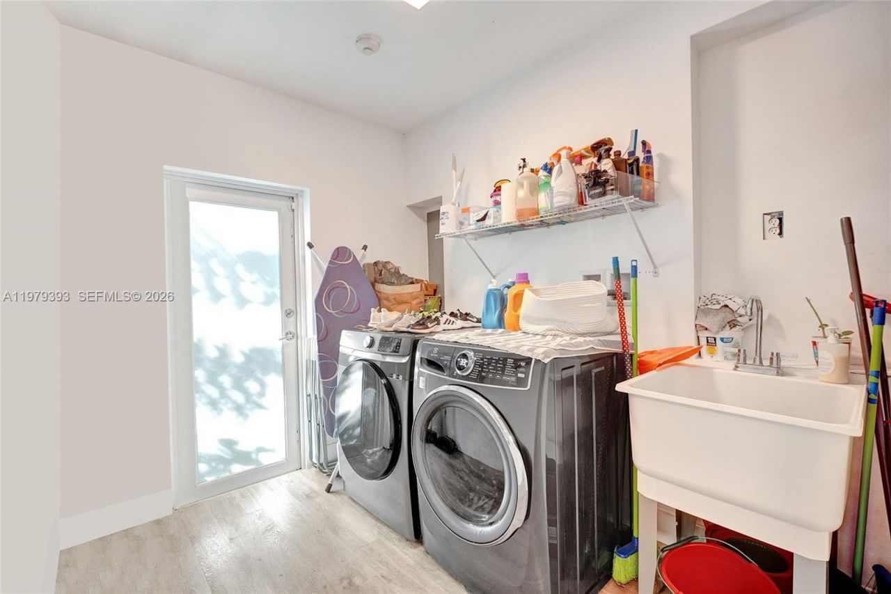 2301 NE 196th St, Miami, FL 33180 Photo