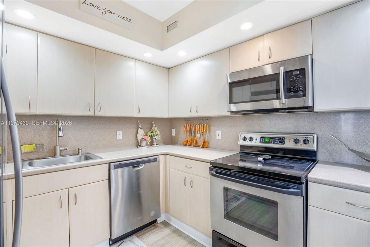 5600 Collins Ave , Unit 16B, Miami Beach, FL 33140 Photo