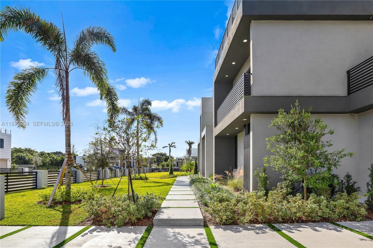 2311 SW 108th Ter, Davie, FL 33324 Photo