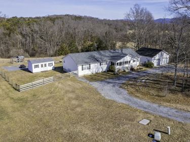 130 Amber Woods Dr , Glasgow, VA 24555