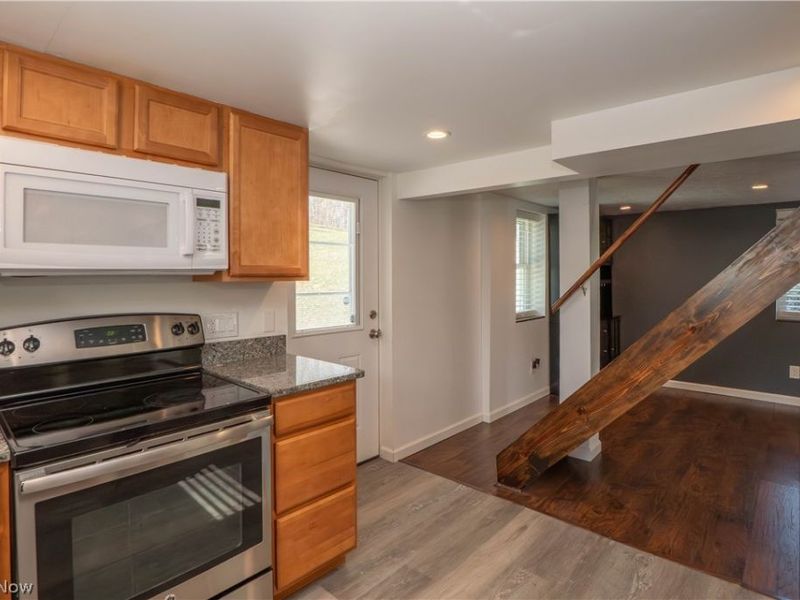 266 Hazelwood Avenue , Barberton, OH 44203 Photo 9