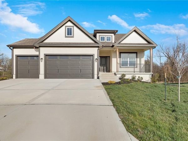 300 SW Hawthorne Court, Blue Springs, MO 64014