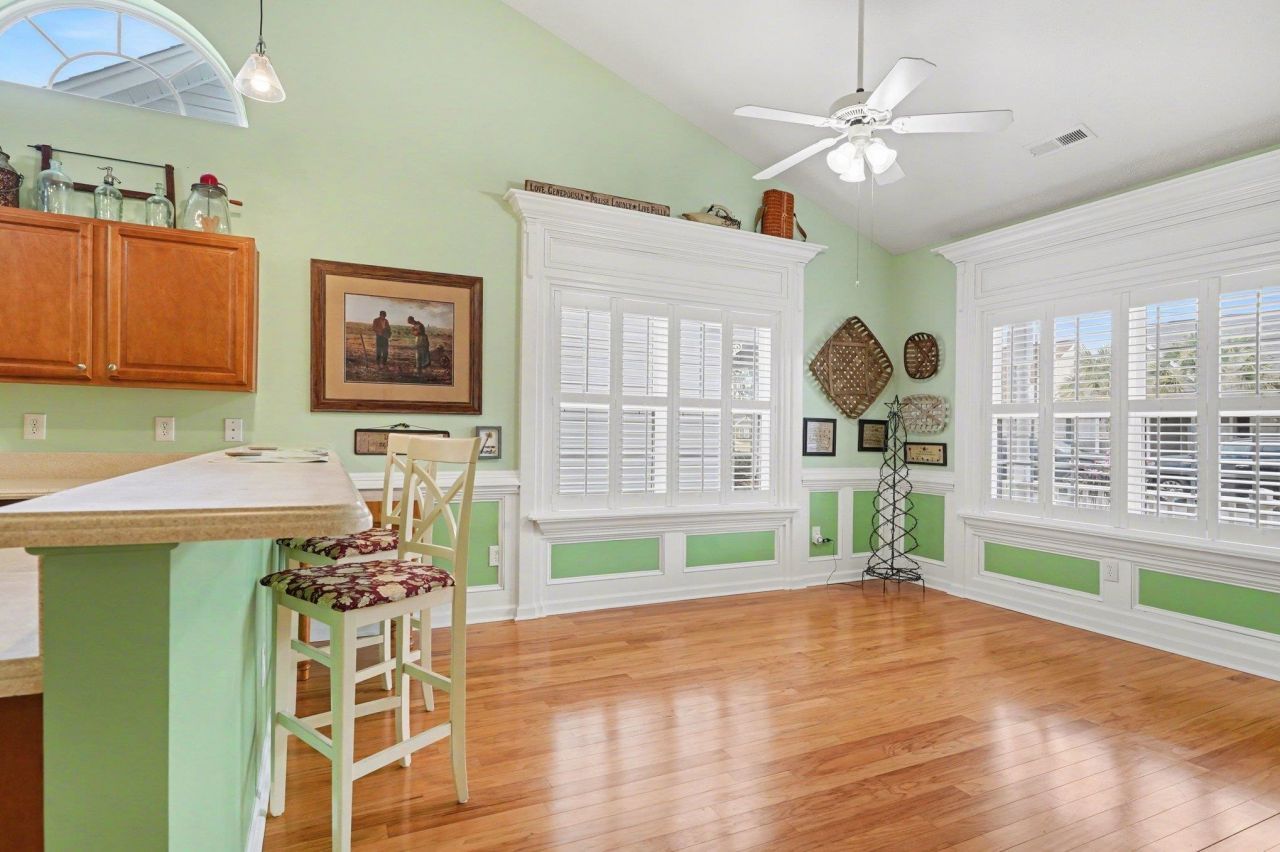 284 Archdale St. Photo 6