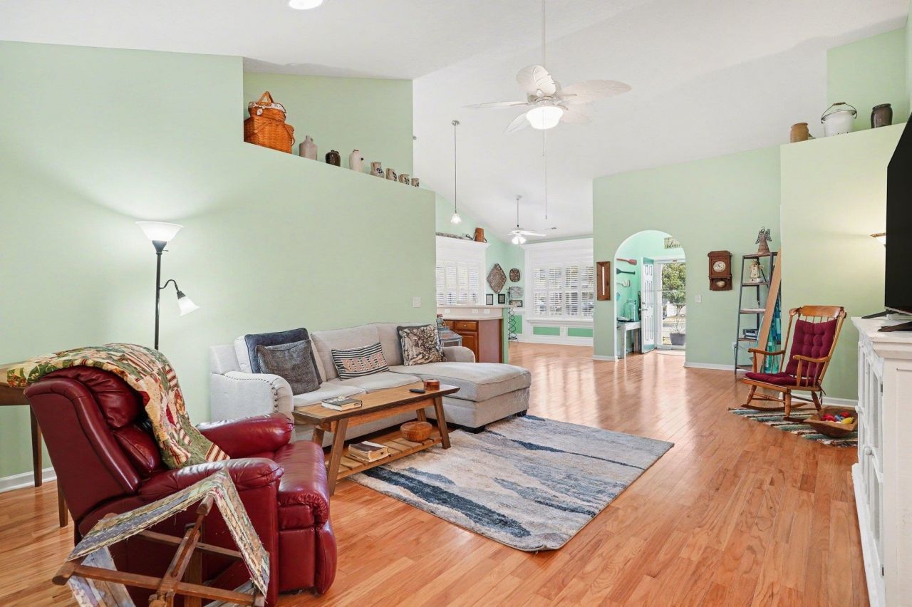 284 Archdale St. Photo 9