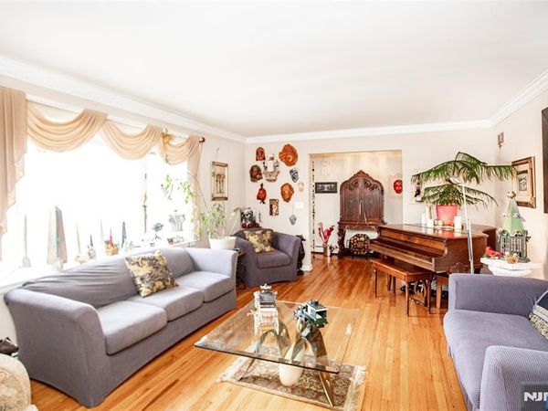 41 Orchard Place, HAWTHORNE, NJ 07506