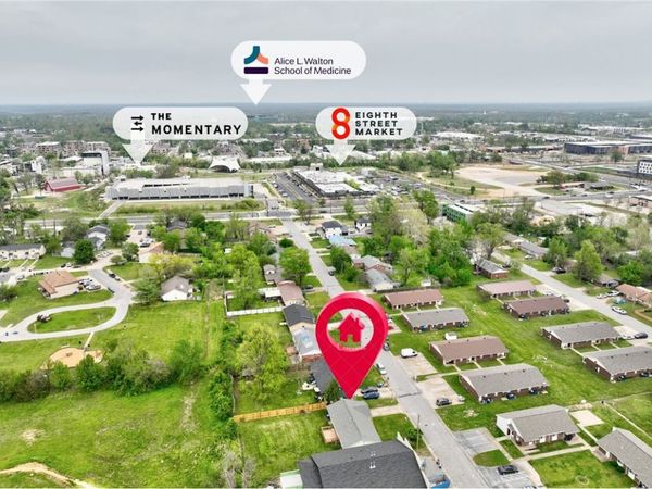 906 SE G Street , Bentonville, AR 72712