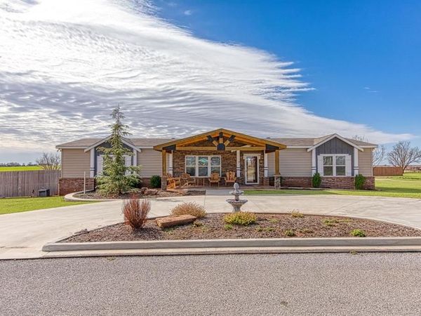 514 E Tenth Street, Leedey, OK 73654