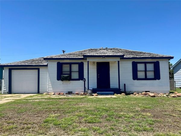 1137 E Chestnut Street, Altus, OK 73521