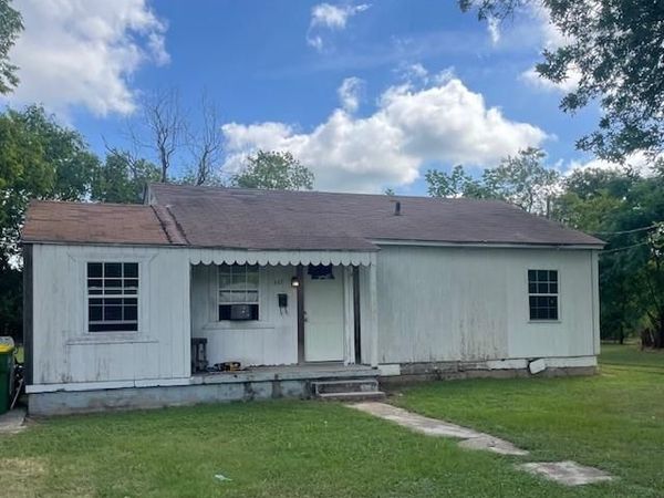 527 E Yeagua Street , Groesbeck, TX 76642