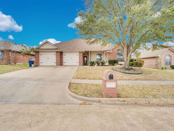 1305 Louise Lane, Ennis, TX 75119