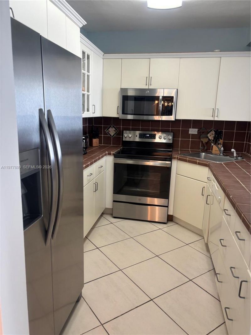 5601 Collins Ave , Unit 505, Miami Beach, FL 33140 Photo