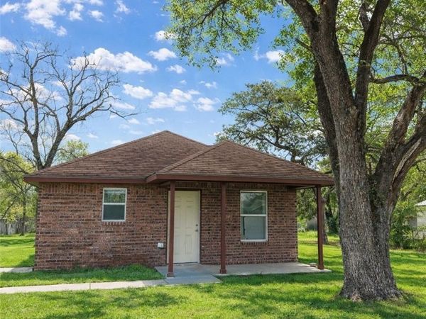 807 S Promenade Street , Hallettsville, TX 77964