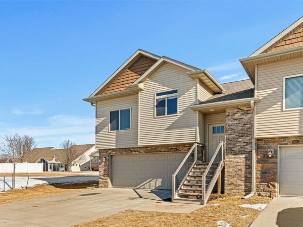 218 Prairie Rose Lane , Solon, IA 52333