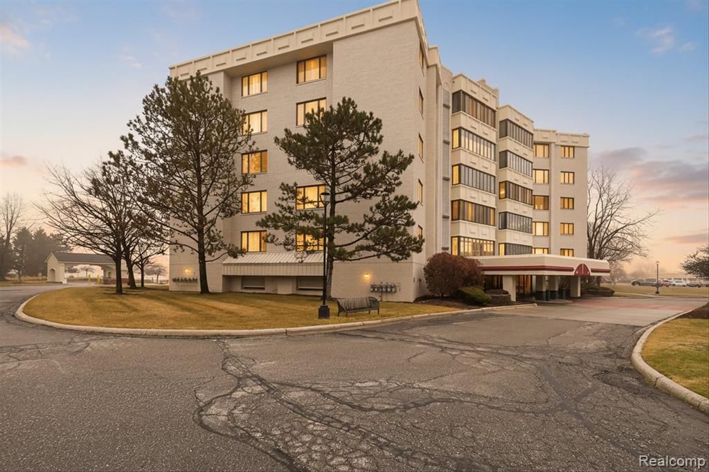 43100 12 Oaks Crescent Drive , Novi, MI 48377 Main Photo