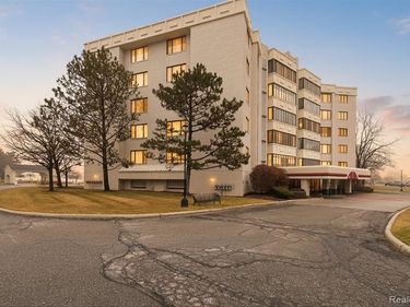 43100 12 Oaks Crescent Drive, Novi, MI 48377