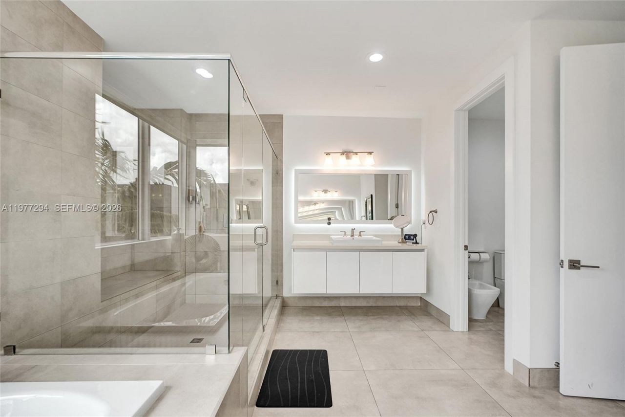 10223 NW 75th Ter, Doral, FL 33178 Photo