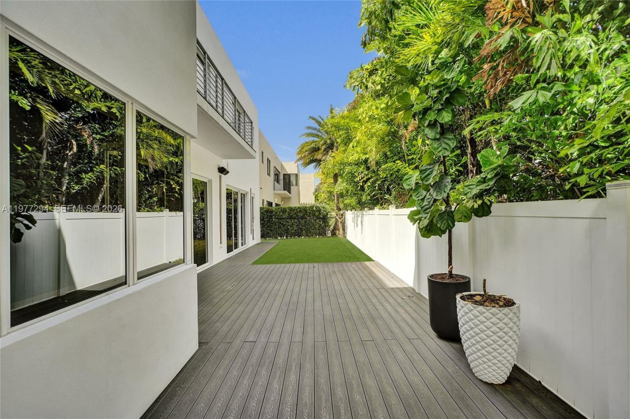 10223 NW 75th Ter, Doral, FL 33178 Photo