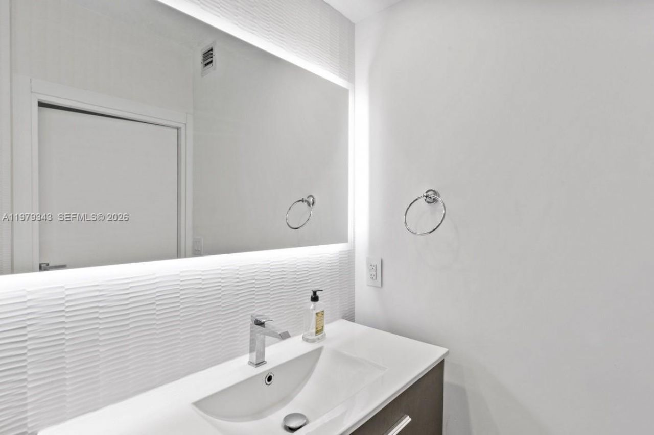 110 Washington Ave , Unit 1411, Miami Beach, FL 33139 Photo