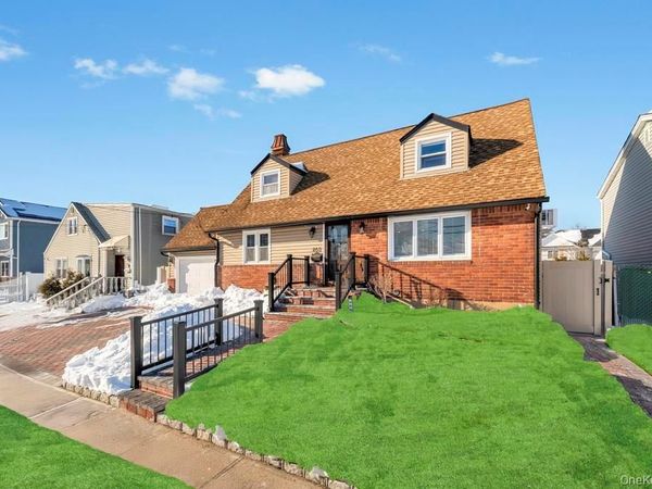 460 Roquette Avenue , Floral Park, NY 11001