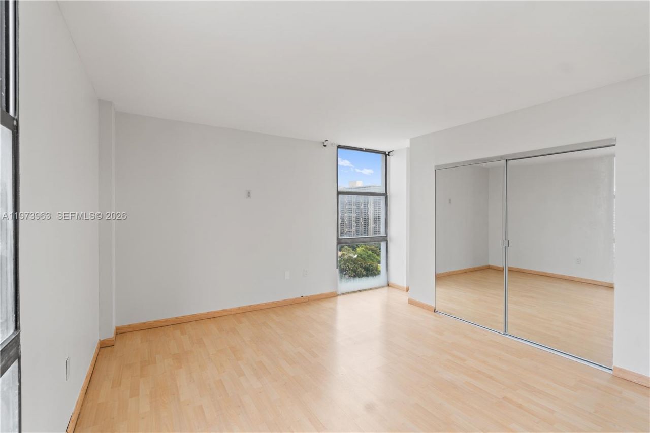 3675 N Country Club Dr, Unit 1803, Aventura, FL 33180 Photo