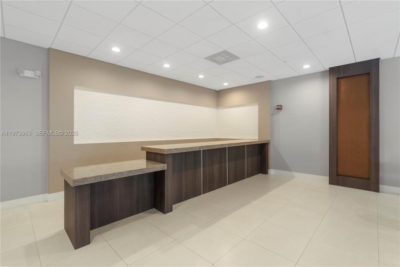 3675 N Country Club Dr, Unit 1803, Aventura, FL 33180 Photo