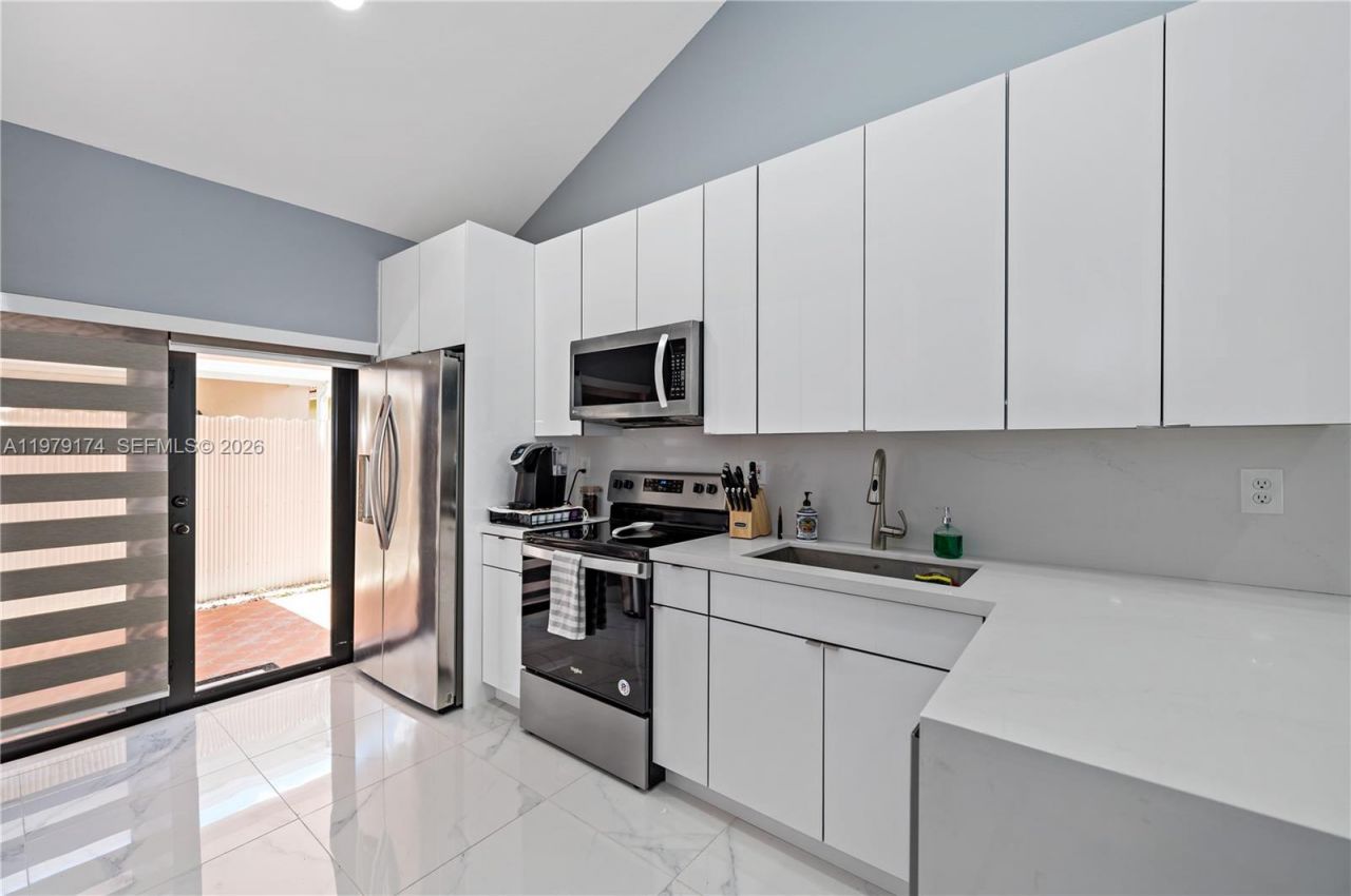 9046 NW 121st Ter , Unit 90, Hialeah Gardens, FL 33018 Photo