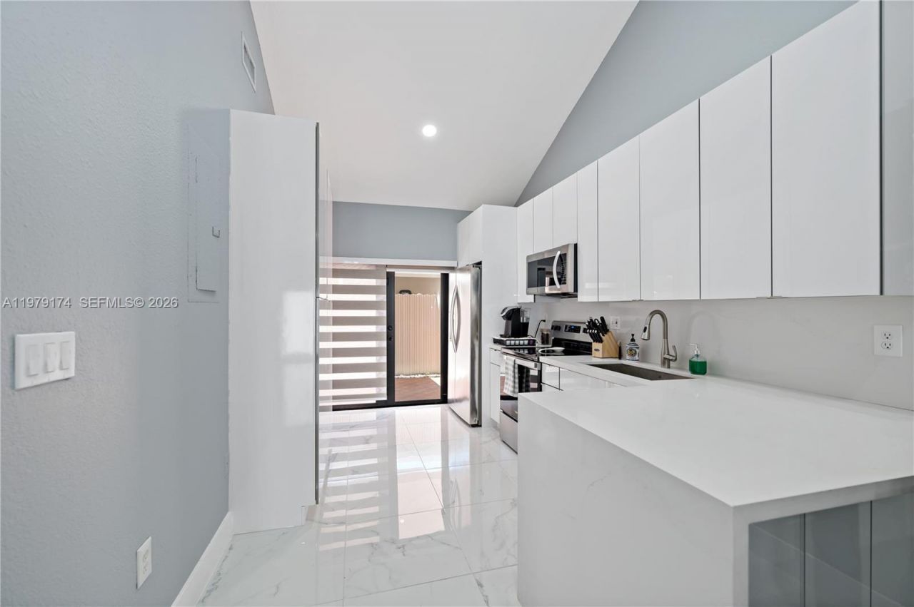 9046 NW 121st Ter , Unit 90, Hialeah Gardens, FL 33018 Photo