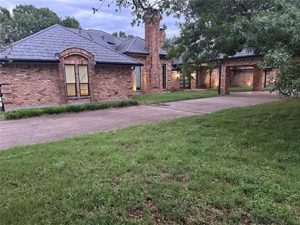 1016 Frost Hollow Drive, DeSoto, TX 75115