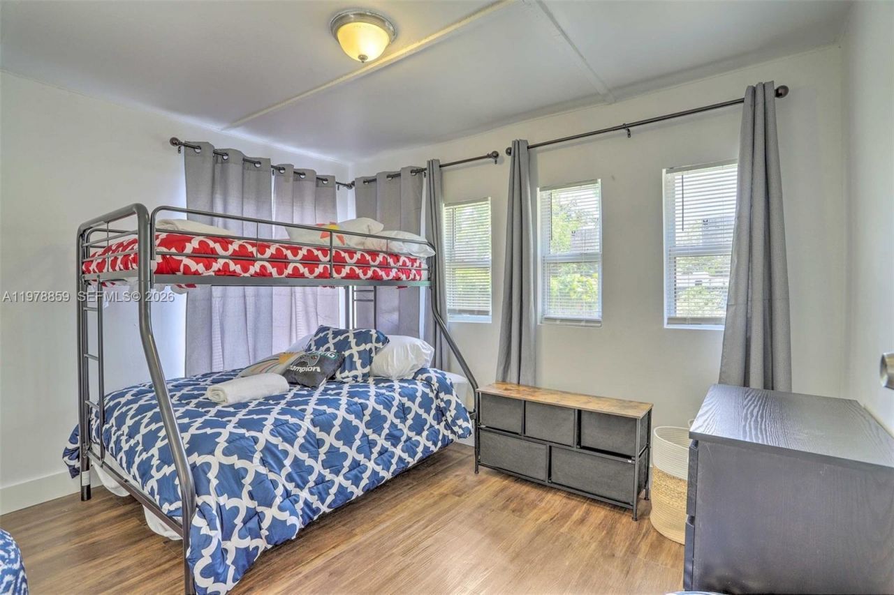 1920 NW 47th St , Miami, FL 33142 Photo