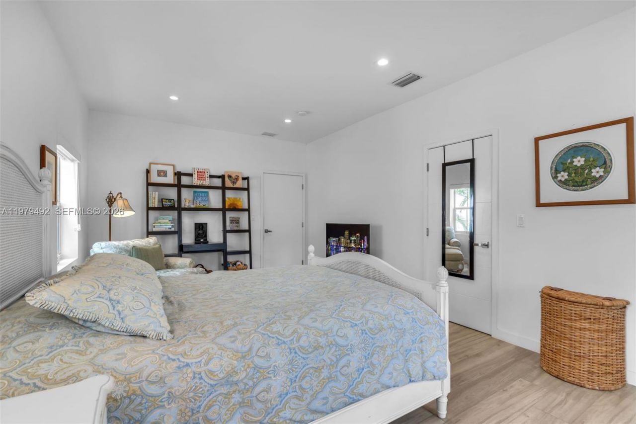 707 W 54th St , Miami Beach, FL 33140 Photo