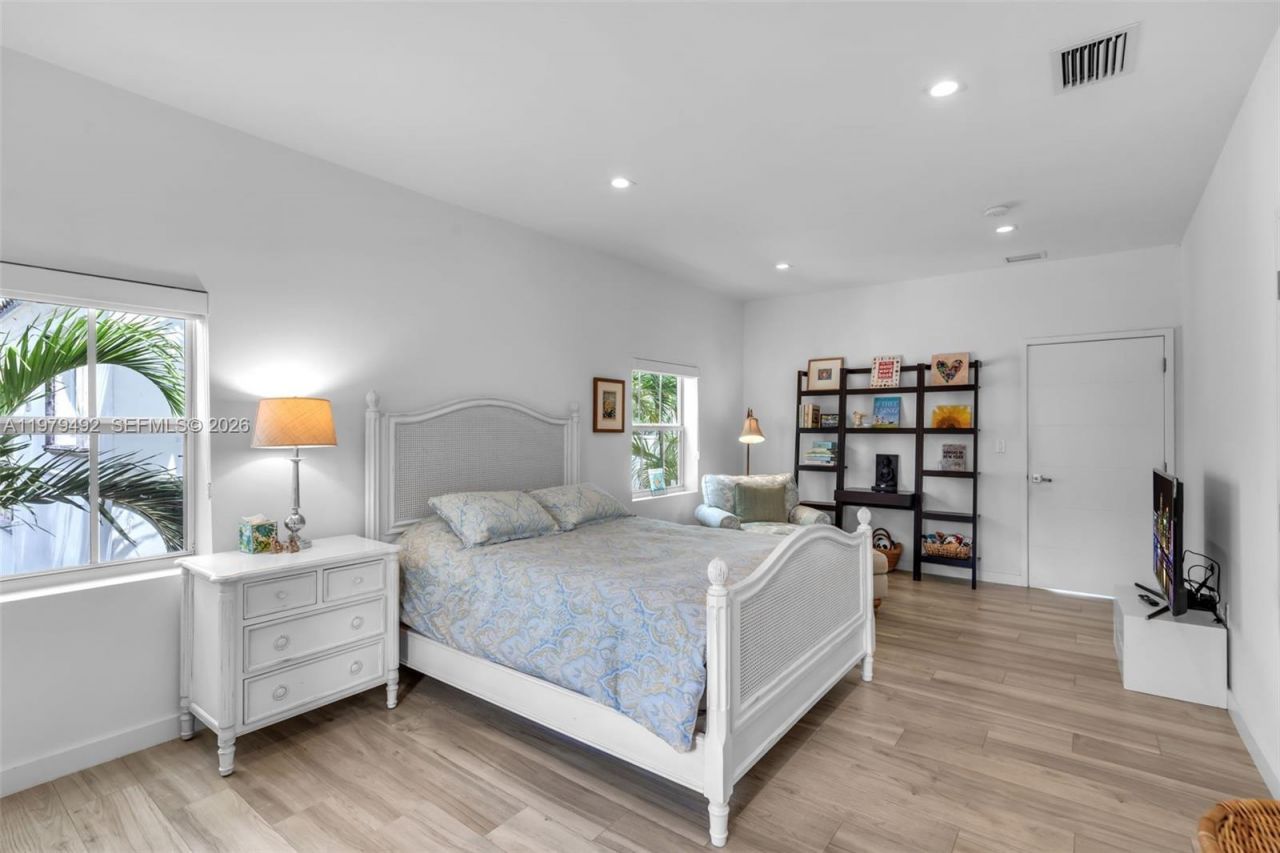 707 W 54th St , Miami Beach, FL 33140 Photo