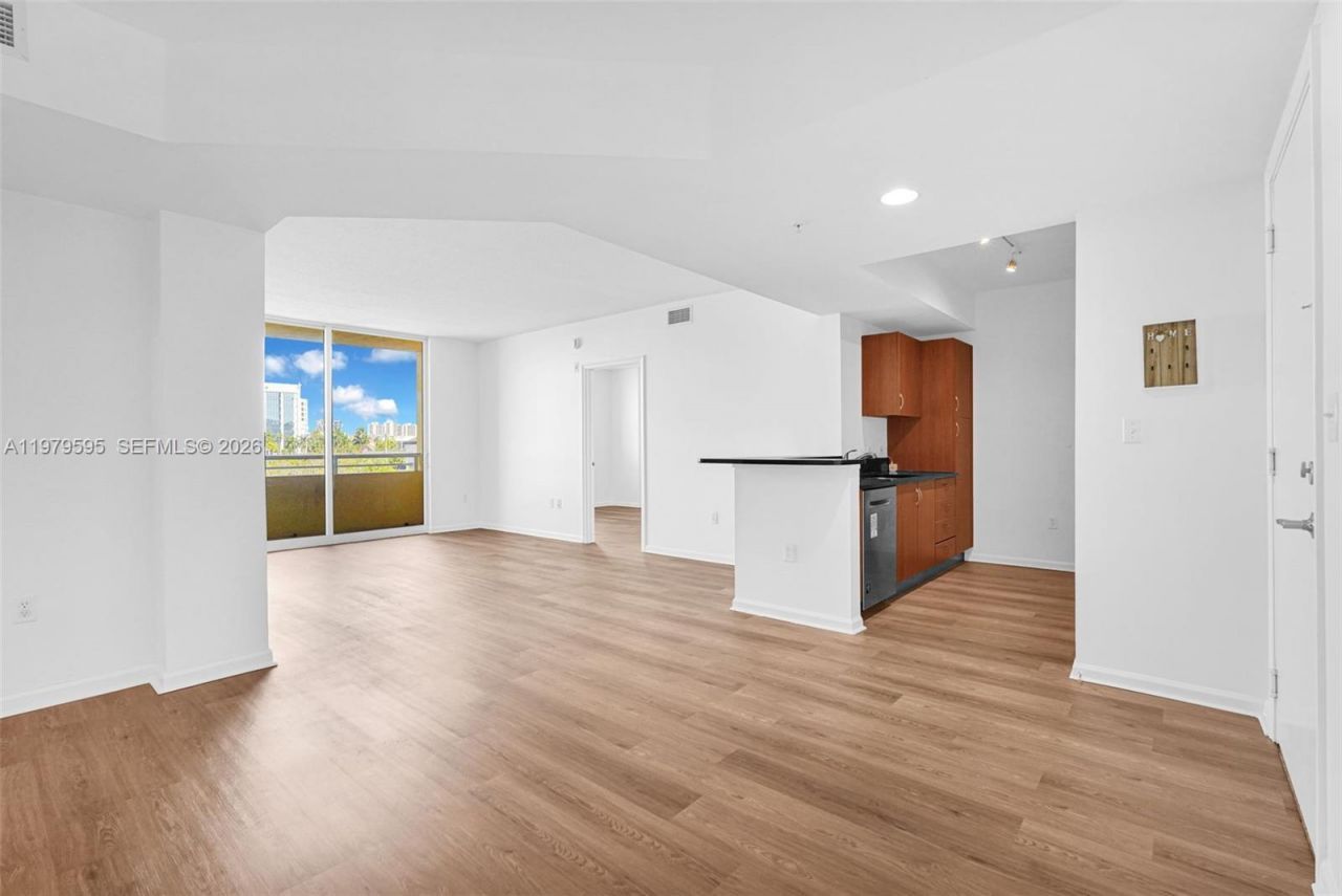 2775 NE 187th St , Unit 304, Aventura, FL 33180 Photo