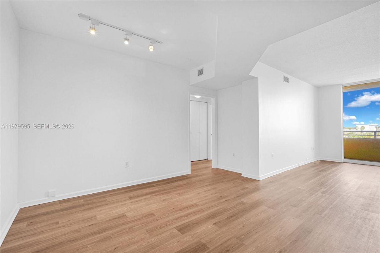 2775 NE 187th St , Unit 304, Aventura, FL 33180 Photo