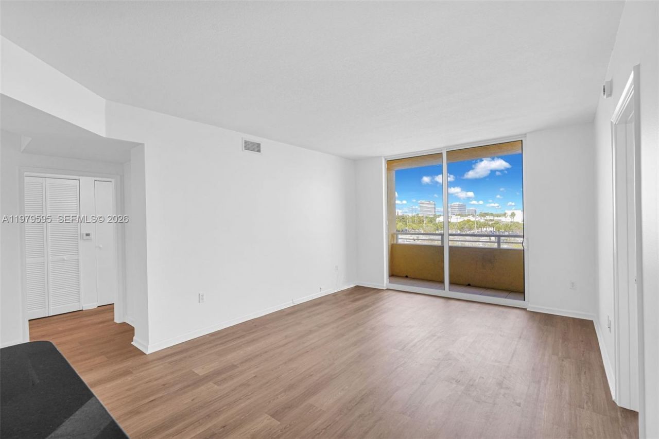 2775 NE 187th St , Unit 304, Aventura, FL 33180 Photo