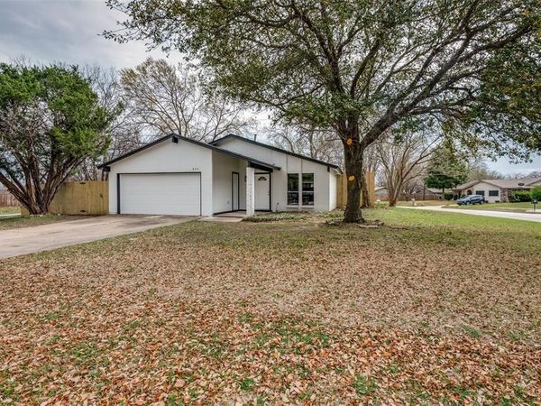 845 Willow Circle N, Burleson, TX 76028