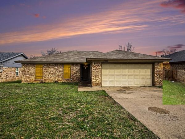 2808 Southpark Lane , Fort Worth, TX 76133