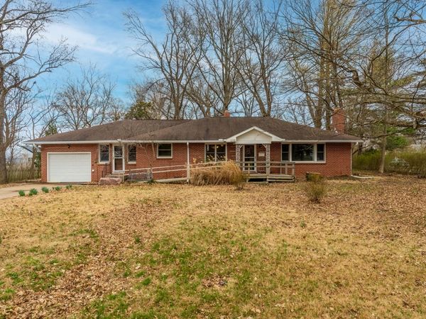 1109 W Hill Avenue , Carbondale, IL 62901